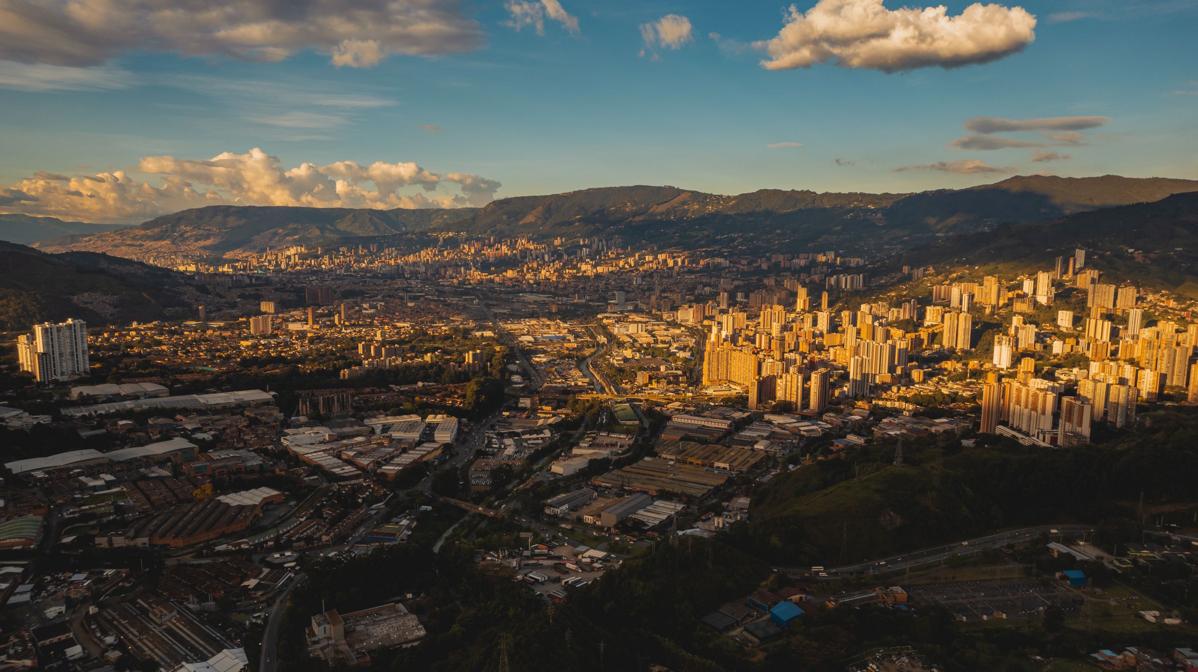 Vista real del valle de Medellín al atardecer