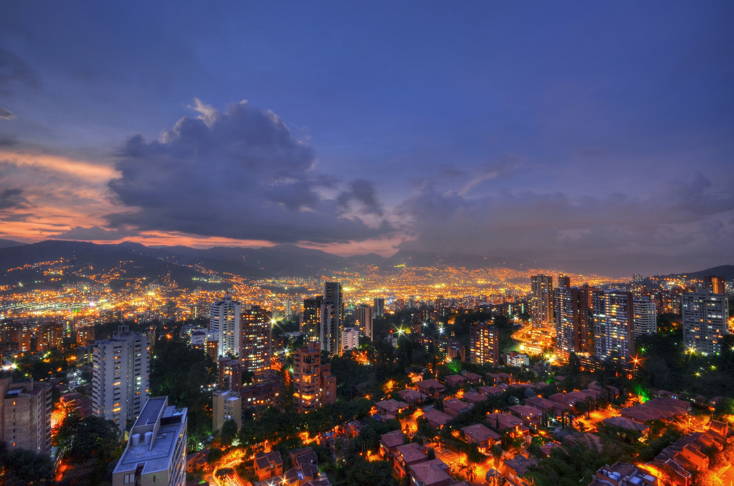 Luces de Medellín al anochecer vistas desde El Poblado.