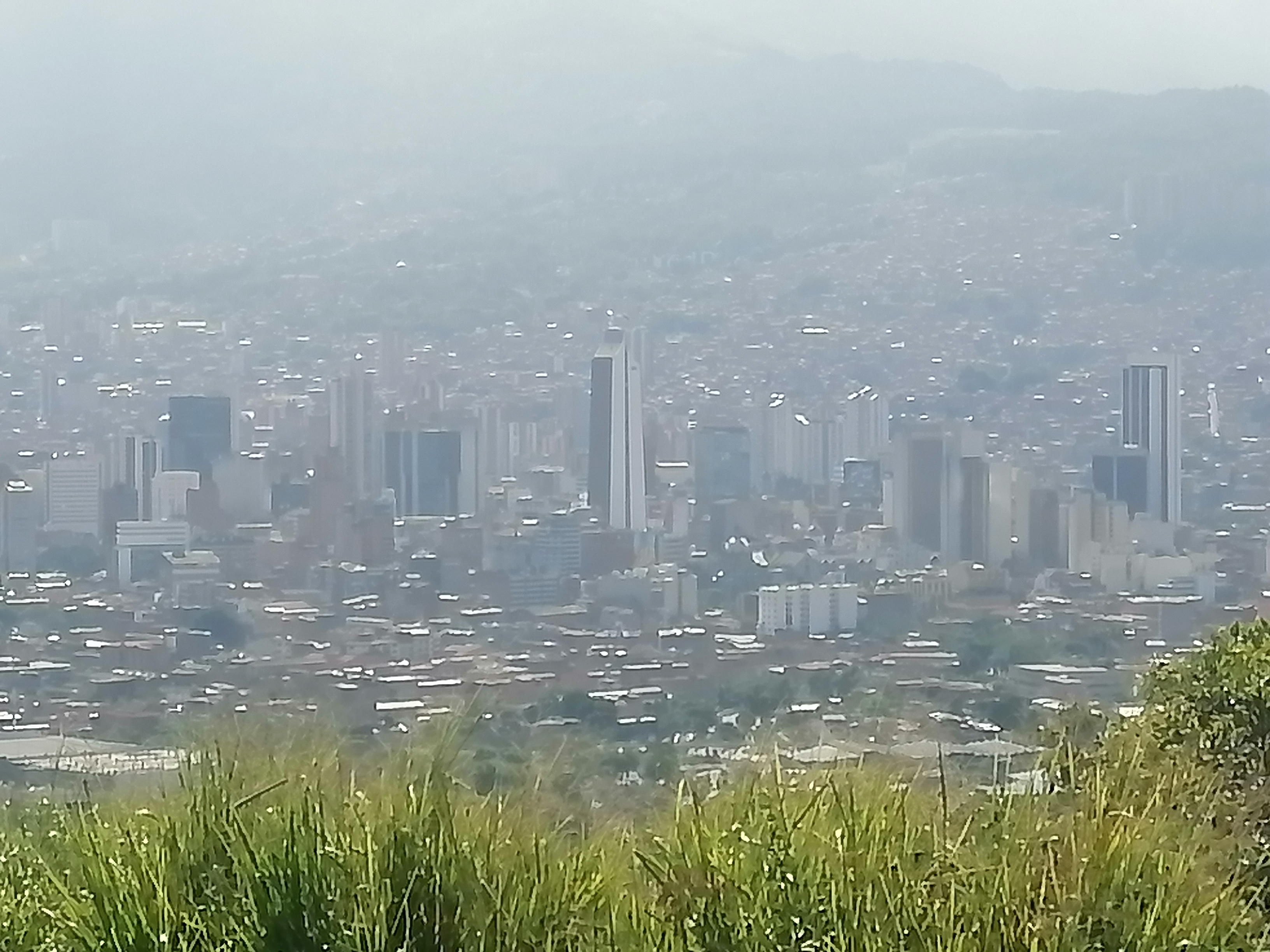 Panoramaudsigt af Medellín fra Cerro El Volador, med dis, fotograferet i januar 2026.