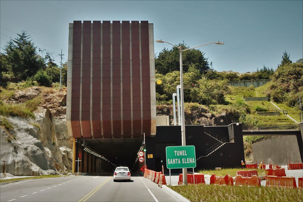Fotografia de arquivo do portal Túnel de Oriente, com placa Túnel Santa Elena, tirada em 2022.